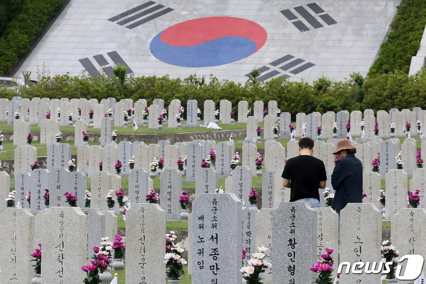 제68회 현충일을 맞은 6일 오전 서울 동작구 국립서울현충원에서 참배객들이 고인을 추모하고 있다. 2023.6.6/뉴스1 ⓒ News1 민경석 기자