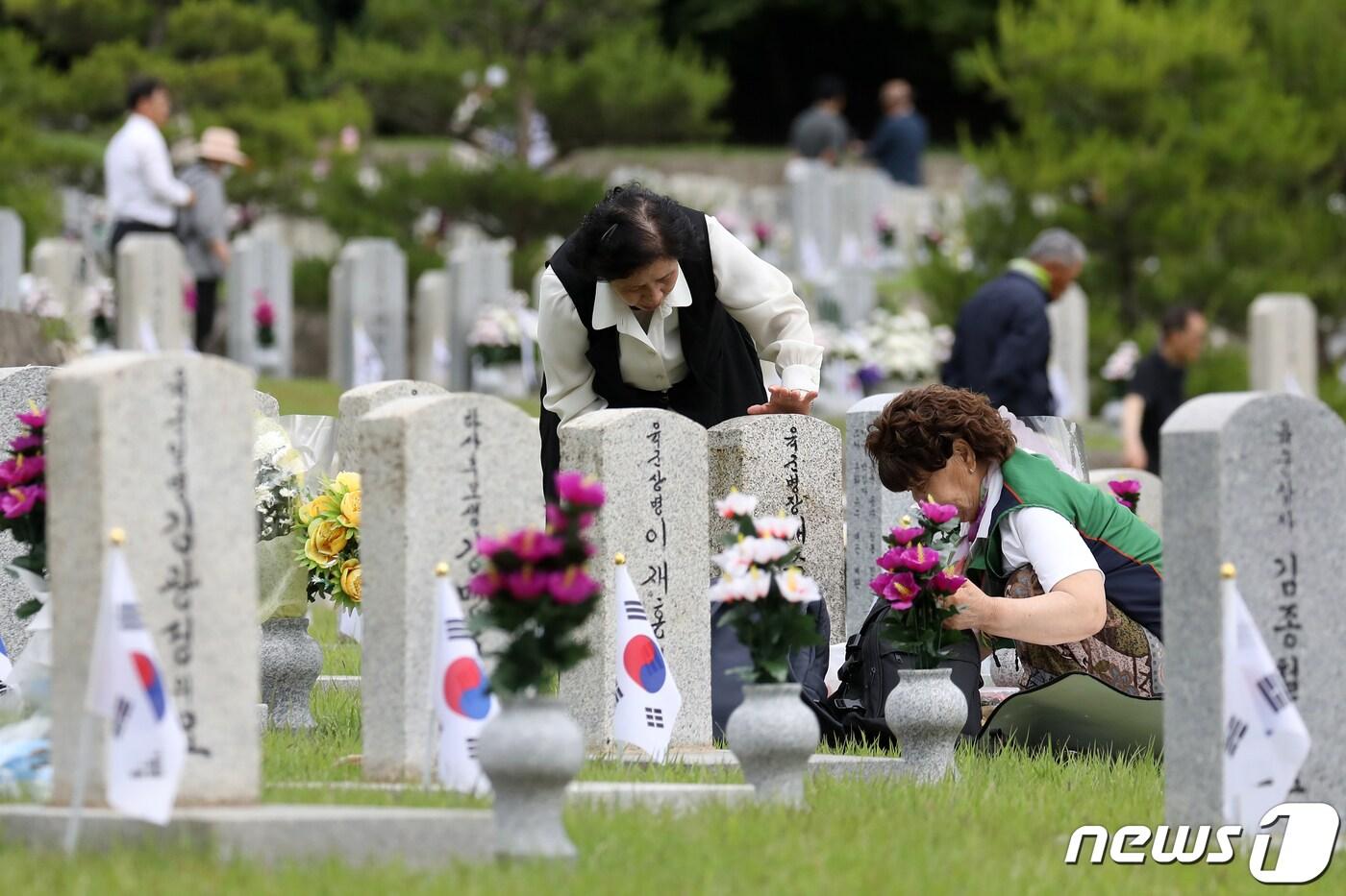 본문 이미지 - 제68회 현충일을 맞은 6일 오전 서울 동작구 국립서울현충원에서 참배객들이 고인을 추모하고 있다. 2023.6.6/뉴스1 ⓒ News1 민경석 기자