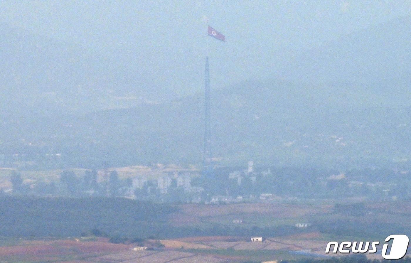 본문 이미지 - 경기 파주시 오두산통일전망대에서 바라본 북한 황해북도 기정동 마을에 인공기가 펄럭이고 있다. 2023.6.6/뉴스1 ⓒ News1 구윤성 기자