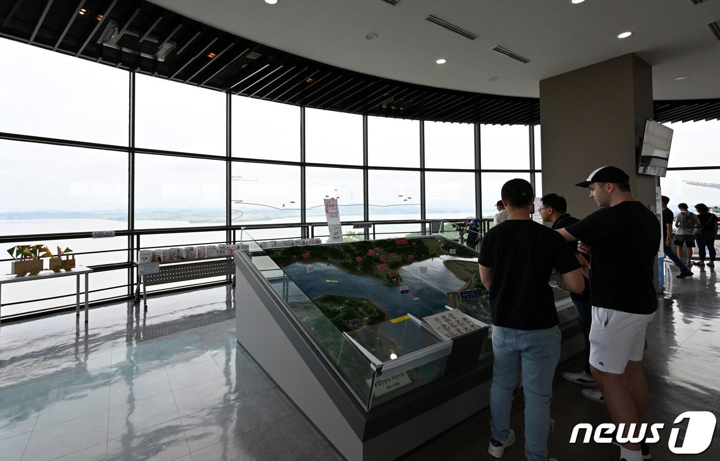 경기 파주시 오두산 통일전망대를 찾은 외국인관광객들. /뉴스1 ⓒ News1 구윤성 기자