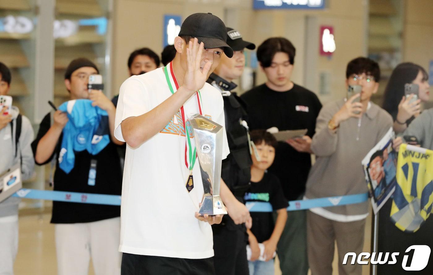 본문 이미지 - 이탈리아 프로축구 세리에A 나폴리의 수비수 김민재가 6일 기초군사훈련 입소를 위해 인천국제공항을 통해 귀국하며 세리에A 최우수 수비수상 트로피를 들어 보이고 있다. 2023.6.6/뉴스1 ⓒ News1 박세연 기자