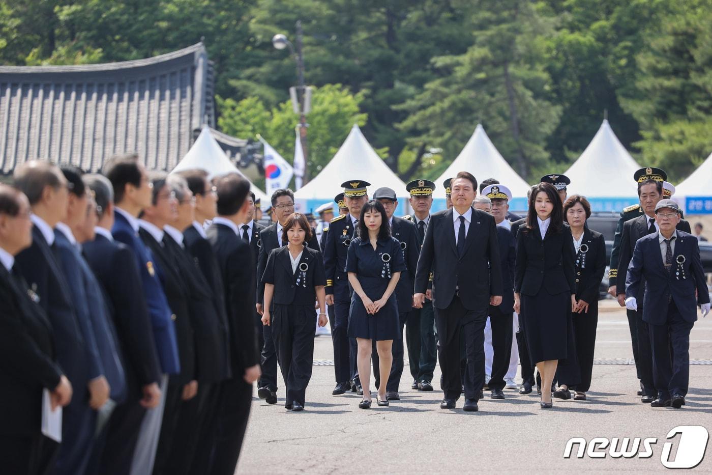 본문 이미지 - 윤석열 대통령과 김건희 여사가 6일 오전 서울 동작구 국립서울현충원에서 열린 제68회 현충일 추념식에 입장하고 있다. (국가보훈부 제공) 2023.6.6/뉴스1
