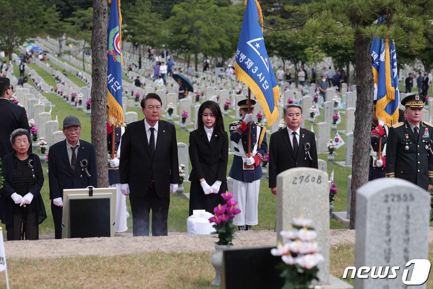 윤석열 대통령과 김건희 여사, 이종섭 국방부 장관이 6일 오전 서울 동작구 국립서울현충원 52묘역에서 6‧25전쟁 전사자 故 김봉학 육군 일병의 유해를 안장하는 '호국의 형제' 안장식에 유가족과 참석하고 있다. 고 김봉학 일병의 유해는 동생인 고 김성학 육군 일병 묘역에 합동 안장됐다. 형제는 6‧25전쟁에 참전한 지 73년 만에 유해로 상봉했다. (대통령실 제공) 2023.6.6/뉴스1 ⓒ News1 안은나 기자