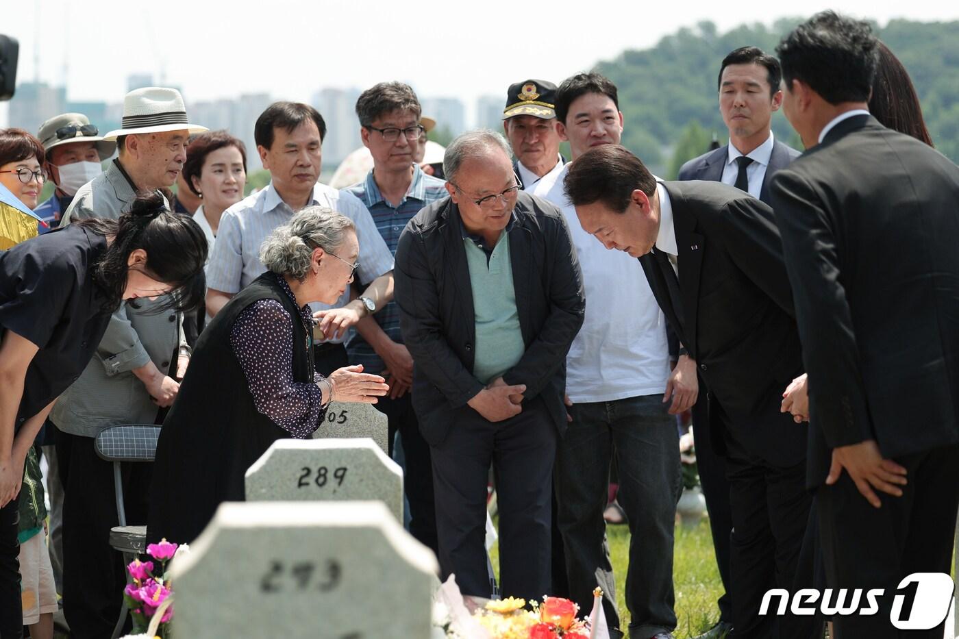 본문 이미지 - 윤석열 대통령이 6일 오전 서울 동작구 국립서울현충원에서 제68회 현충일 추념식을 마친 뒤 베트남전 전사자 묘역을 찾아 박민식 국가보훈부 장관의 부친인 故 박순유 육군 중령의 묘소에서 박 장관의 모친 등 가족들을 만나 위로하고 있다. (대통령실 제공) 2023.6.6/뉴스1 ⓒ News1 안은나 기자