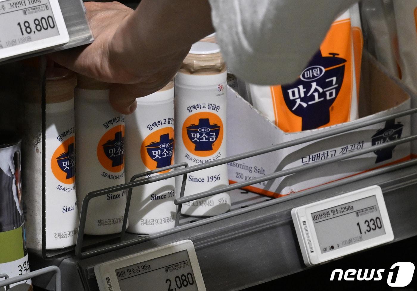 본문 이미지 - 최근 일본 후쿠시마 원전 오염수 방류 시기가 임박하면서 수산물 오염에 대한 불안감이 커지자 소금 가격이 오름세를 보이고 있다. 6일 관련 업계에 따르면 천일염 20㎏짜리 한 포대 산지 가격은 약 2만 원대에 거래되고 있다. 올해 들어 본격적인 생산에 들어간 지난 4월 초 대비 40% 오른 셈이다. 사진은 이날 서울의 한 대형마트에서 판매되는 소금. 2023.6.6/뉴스1 ⓒ News1 구윤성 기자