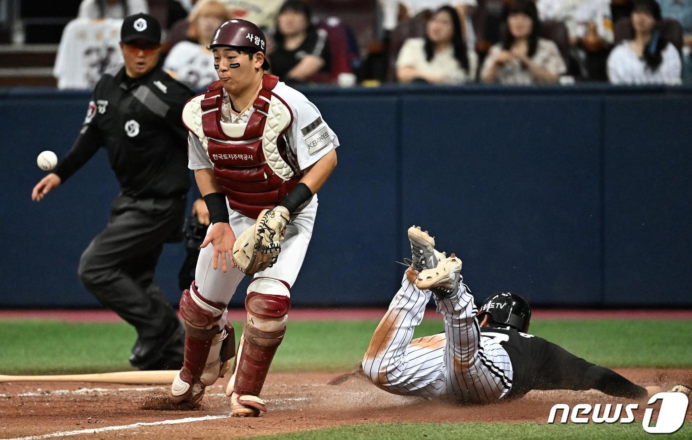6일 오후 서울 구로구 고척 스카이돔에서 열린 프로야구 '2023 신한은행 SOL KBO리그' LG 트윈스와 키움 히어로즈 경기, LG 문보경이 5회초 2사 2,3루 오지환의 적시타 때 홈으로 쇄도해 세이프 되고 있다. 2023.6.6/뉴스1 ⓒ News1 김진환 기자