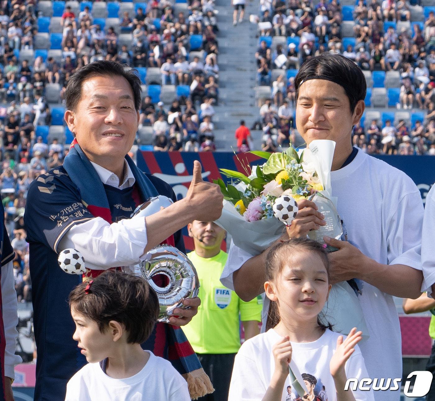 본문 이미지 - 수원FC 박주호가 6일 오후 경기 수원시 장안구 수원종합운동장에서 열린 프로축구 ‘하나원큐 K리그1 2023' 1라운드 수원FC와 울산 현대의 경기에 앞서 열린 은퇴식에서 이재준 수원시장과 함께 기념촬영을 하고 있다. (수원시 제공) 2023.6.6/뉴스1 ⓒ News1 김영운 기자