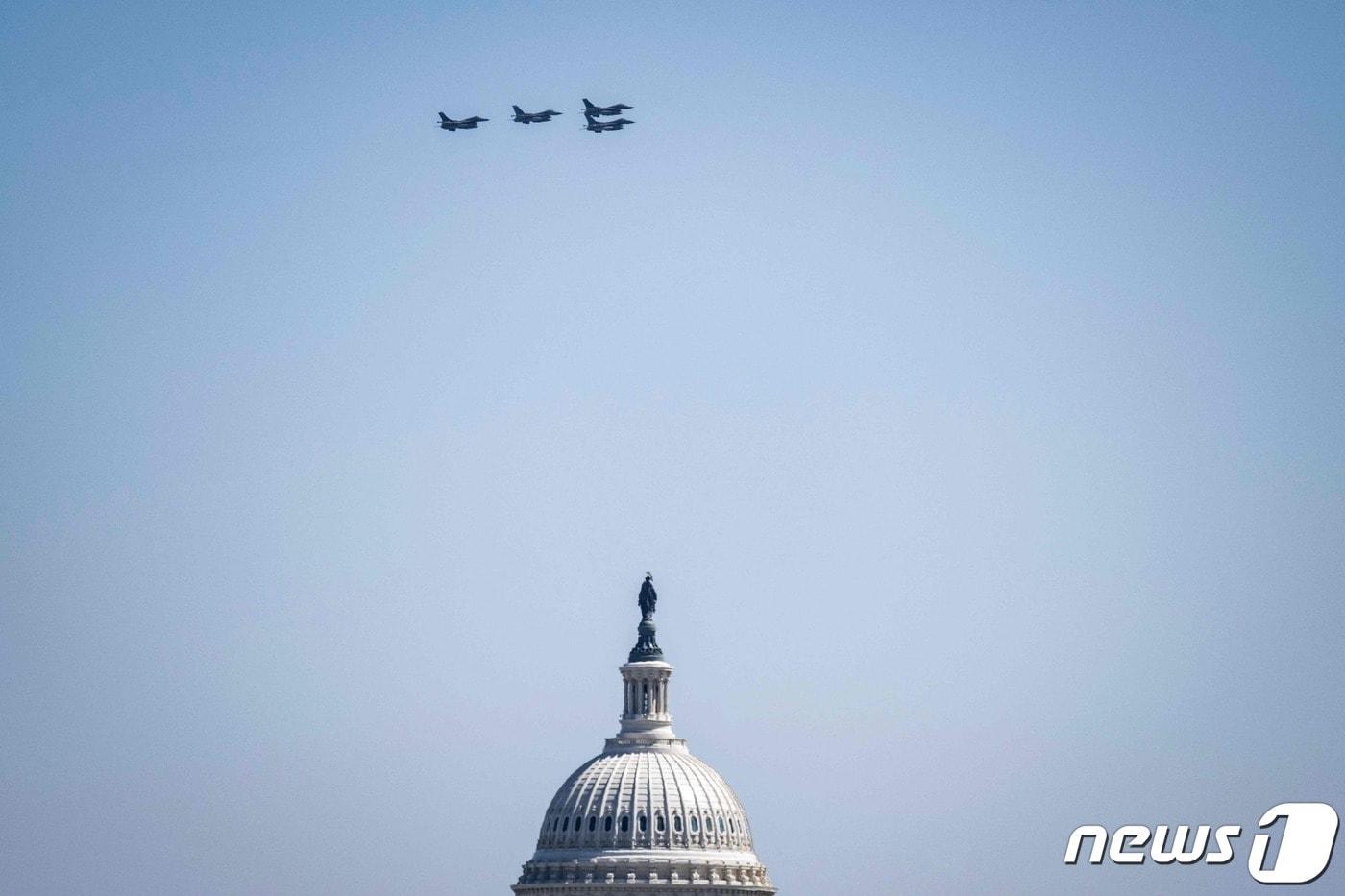 본문 이미지 - 지난 3월 미국 공군의 F-16 전투기 4대가 수도 워싱턴 DC 상공을 편대 비행하는 모습이다. 2023.3.30. ⓒ AFP=뉴스1 ⓒ News1 김성식 기자