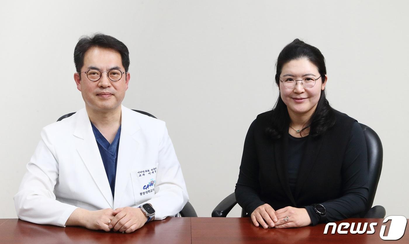 본문 이미지 - 대한이비인후과학회 보험이사인 이세영 중앙대학교병원 이비인후과 교수(왼쪽)와 대한요로생식기감염학회 남성 HPV 백신접종위원회 간사인 김수연 서울대학교 보건환경연구소 연구교수