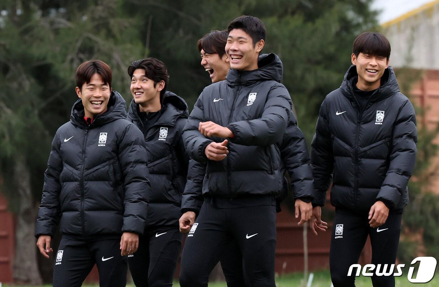 김은중 감독이 이끄는 한국 20세 이하(U-20) 월드컵 축구대표팀이 7일(현지시간) 아르헨티나 라 플라타 하워드 존슨 호텔 인근 훈련장에서 회복훈련에 앞서 걸으며 몸을 풀고 있다. 2023.6.7/뉴스1 ⓒ News1 이승배 기자