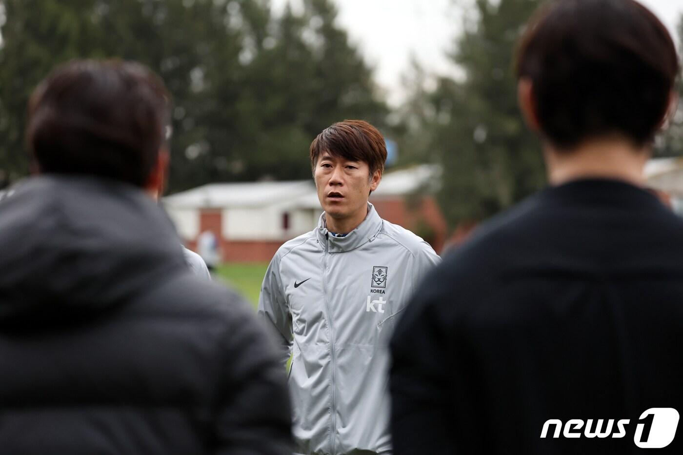 김은중 한국 20세 이하(U-20) 월드컵 축구대표팀 감독이 7일(현지시간) 아르헨티나 라 플라타 하워드 존슨 호텔 인근 훈련장에서 선수들의 회복훈련을 앞두고 발언을 하고 있다. 2023.6.7/뉴스1 ⓒ News1 이승배 기자