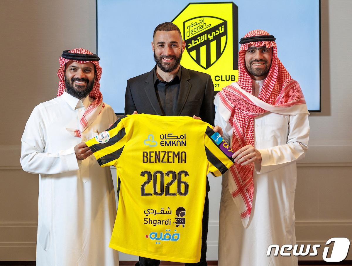 본문 이미지 - 사우디아라비아의 알이티하드에 입단한 카림 벤제마. ⓒ AFP=뉴스1