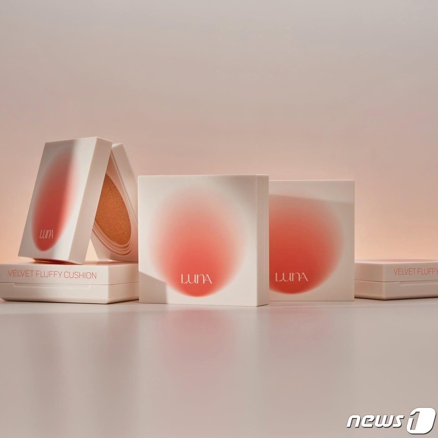 본문 이미지 - 루나는 솜털처럼 가볍고 얇게 밀착돼 부드러운 피부 결을 완성해 주는 '벨벳 플러피 쿠션'을 7일 출시했다.(루나제공)