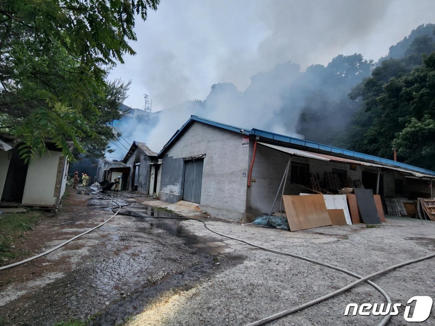 본문 이미지 - 6일 오후 7시께 경기 양주시 광적면 한 가구공장에서 불이나 1시간 30분 만에 꺼졌다.(양주소방서 제공)