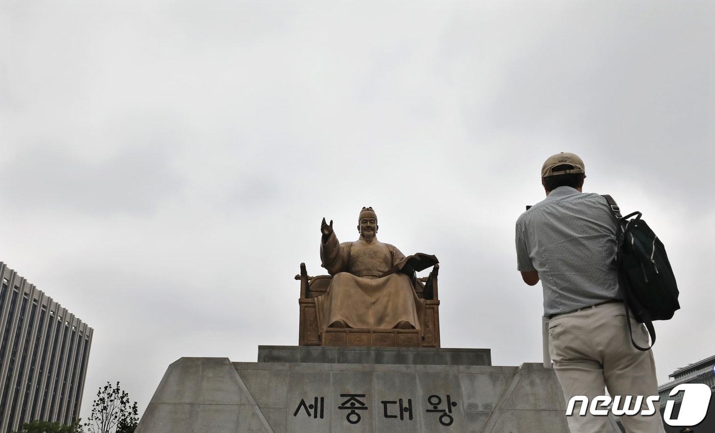 본문 이미지 - 서울 종로구 광화문광장에서 바라본 하늘이 구름으로 덮혀 있다.  2023.6.7 ⓒ 뉴스1 장수영 기자