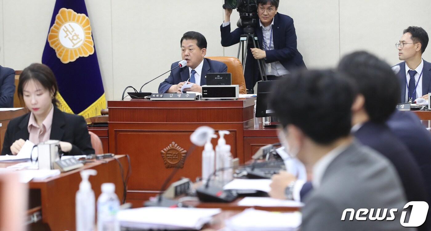 본문 이미지 - 김병주 국회 국방위 소위원장이 7일 오전 서울 여의도 국회에서 열린 국방위원회 법률안심사소위원회를 주재하고 있다. 2023.6.7/뉴스1 ⓒ News1 임세영 기자
