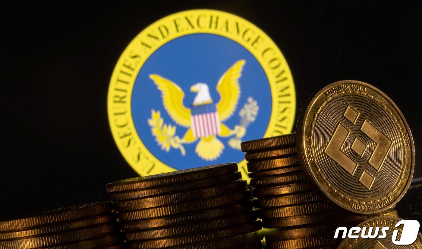 미 증권거래위원회(SEC) 로고와 바이낸스의 BNB 토큰 이미지. ⓒ 로이터=뉴스1 ⓒ News1 김지현 기자