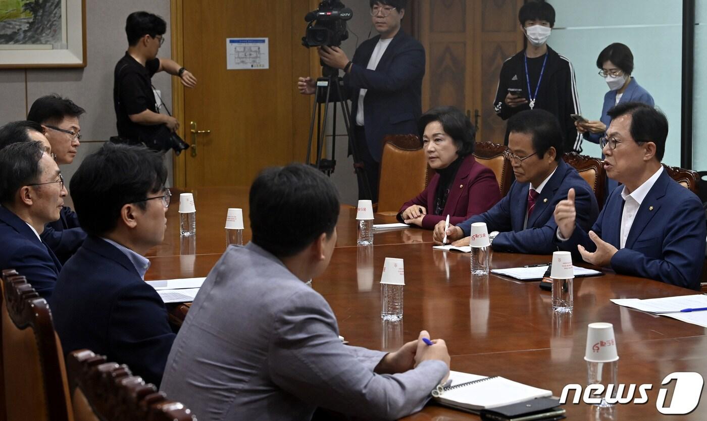 이만희 국회 행정안전위원회 국민의힘 간사와 여당 의원들이 7일 오전 경기 과천 중앙선거관리위원회를 항의 방문해 '특혜 채용' 의혹 관련 감사원 감사를 받을 것을 촉구하고 있다. (공동취재) 2023.6.7/뉴스1 ⓒ News1 민경석 기자