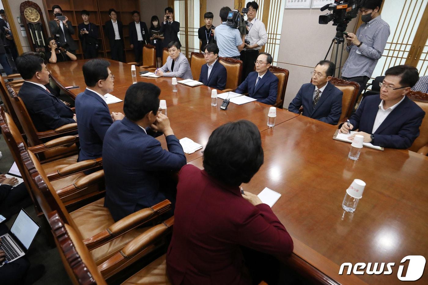 본문 이미지 - 이만희 국회 행정안전위원회 국민의힘 간사와 여당의원들이 7일 오전 경기 과천 중앙선거관리위원회를 항의 방문해 '특혜 채용' 의혹 관련 감사원 감사를 받을 것을 촉구하고 있다. 2023.6.7/뉴스1 ⓒ News1 민경석 기자
