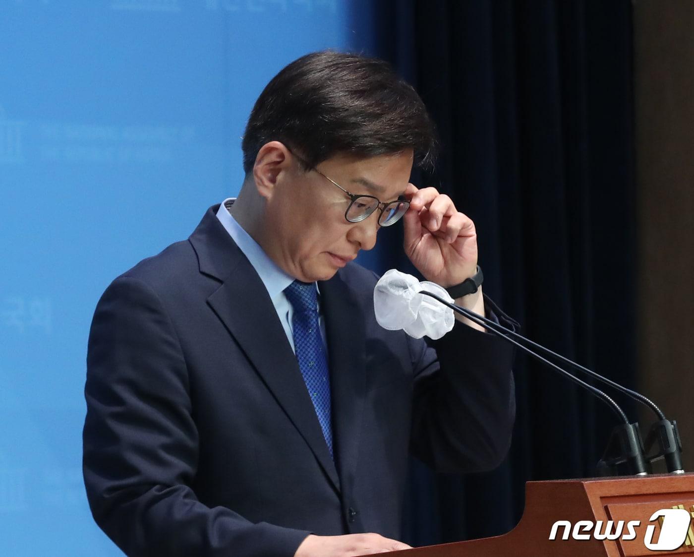 본문 이미지 - 권칠승 더불어민주당 수석대변인이 7일 오전 서울 여의도 국회 소통관에서 브리핑을 열고 국회 장관 청문회 과정에서 천안함 사건은 북한의 소행이라는 입장을 밝힌 것에 대해 천안함 장병과 유족들에게 유감 표명을 하고 있다. ⓒ News1 송원영 기자