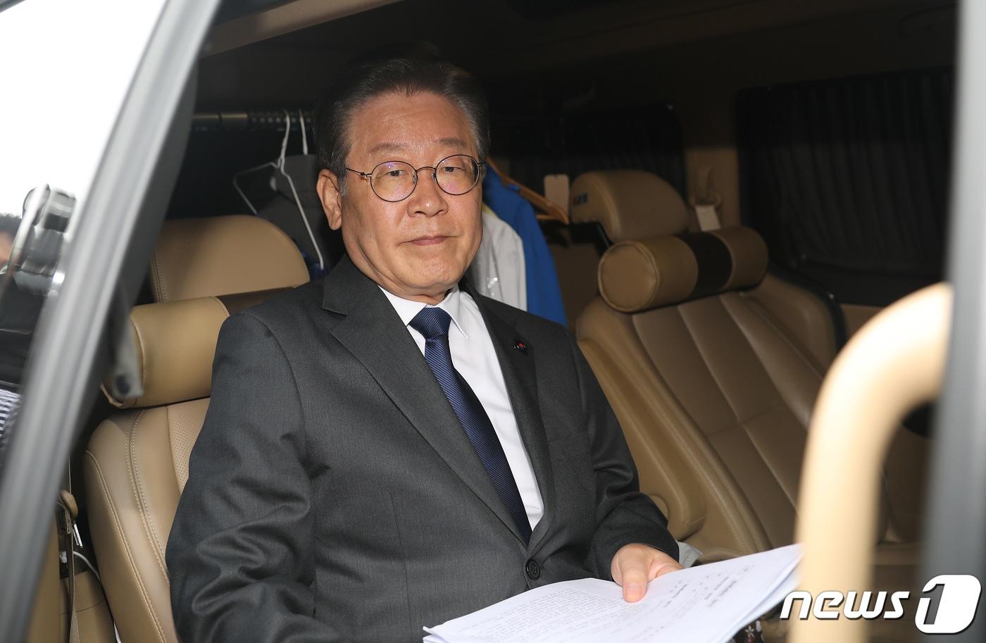 이재명 더불어민주당 대표가 7일 오전 서울 여의도 국회 본청 앞 계단에서 열린 10.29 이태원 참사 진상규명특별법 제정 촉구 국회 앞 유가족 농성 시작 기자회견을 마치고 차량을 타고 이동하고 있다. ⓒ News1 임세영 기자