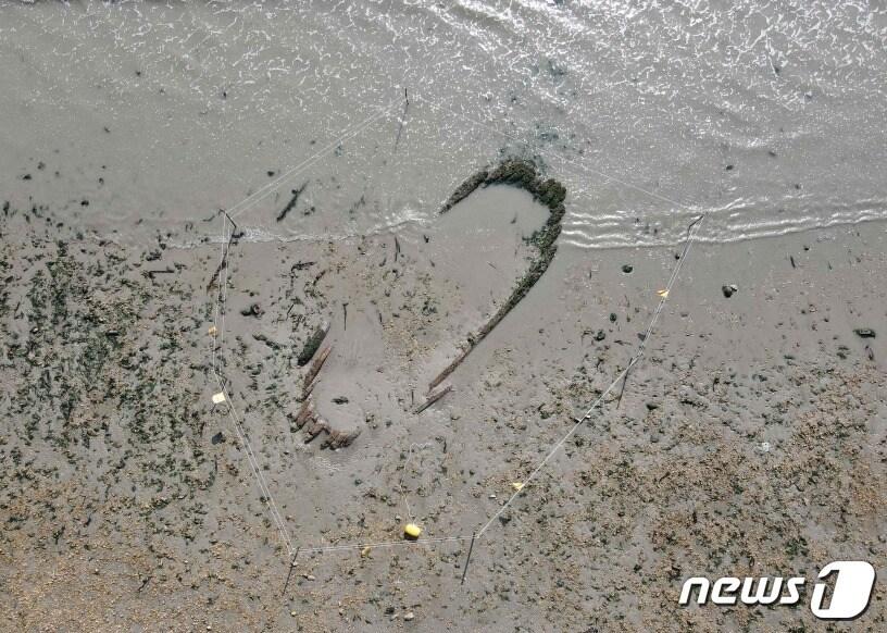 본문 이미지 - 전남 해남군 송호리해변에서 발견된 고선박 추정 선체의 모습. (문화재청 제공) 