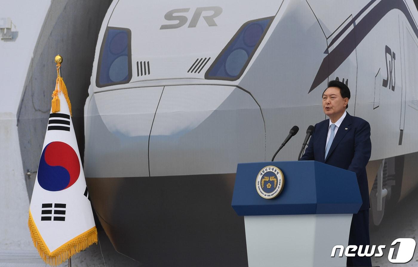 윤석열 대통령이 7일 충북 청주시 청원구 문화제조창 광장에서 열린 KTX 평택-오송 고속철도 2복선화 사업 착공 기념식에서 기념사를 하고 있다. (충북사진공동취재단) 2023.6.7/뉴스1 ⓒ News1 김용빈 기자