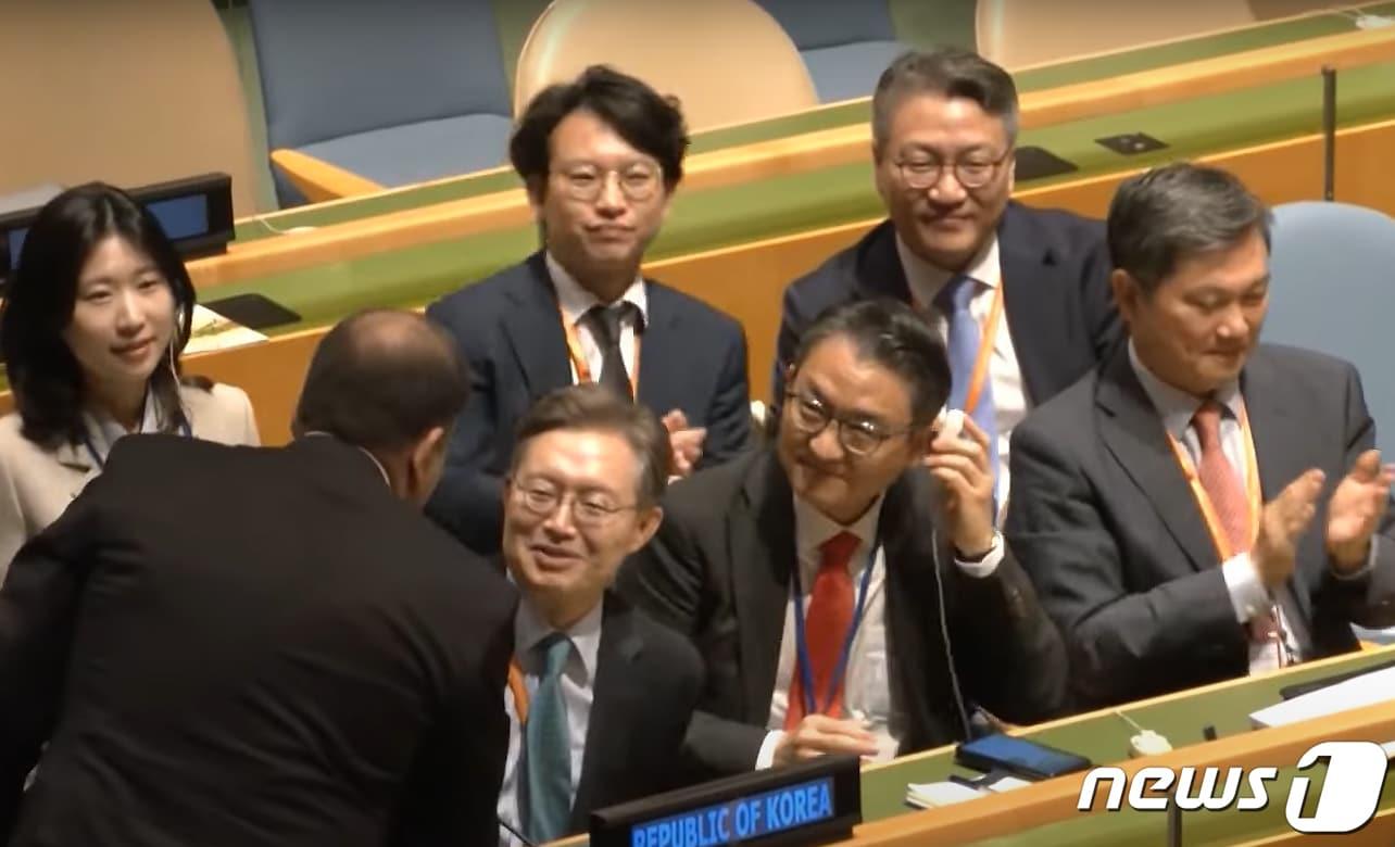 본문 이미지 - 6일(현지시간) 미국 뉴욕 유엔본부에서 열린 총회 비상임이사국 선거에서 한국이 192개 회원국 중 3분의 2 이상인 180개국의 찬성표를 획득해 2024년부터 2025년까지 안보리 비상임이사국으로 선출된 가운데 황준국 주 유엔대사(왼쪽)가 미소를 짓고 있다. (유튜브 갈무리) 2023.6.7/뉴스1