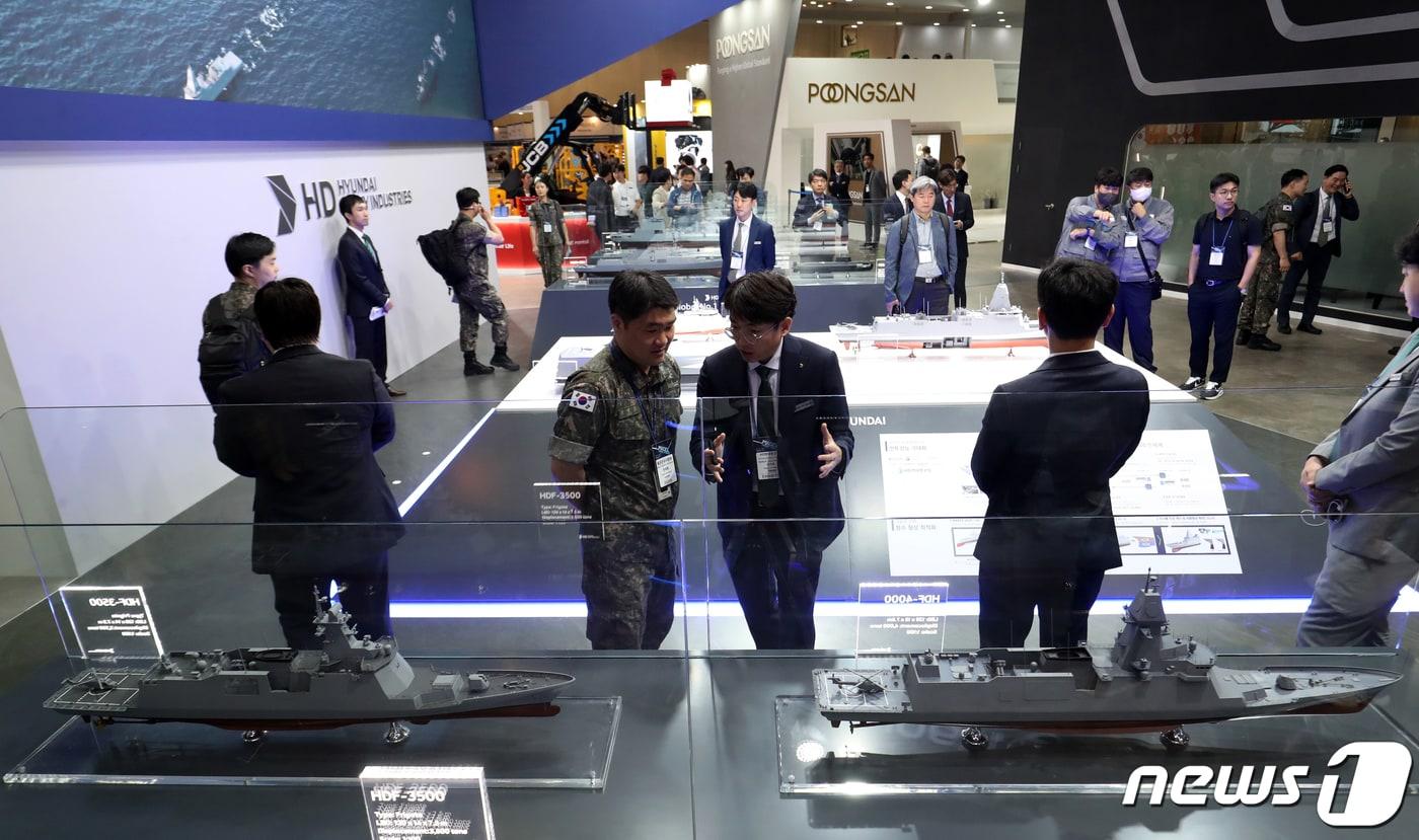 7일 부산 해운대구 벡스코에서 열린 '2023 부산국제조선해양대제전'에서 참가자들이 HD현대 부스에서 한국형 구축함(KDDX) 등 차세대 함정 모형을 둘러보고 있다2023.6.7/뉴스1 ⓒ News1 윤일지 기자