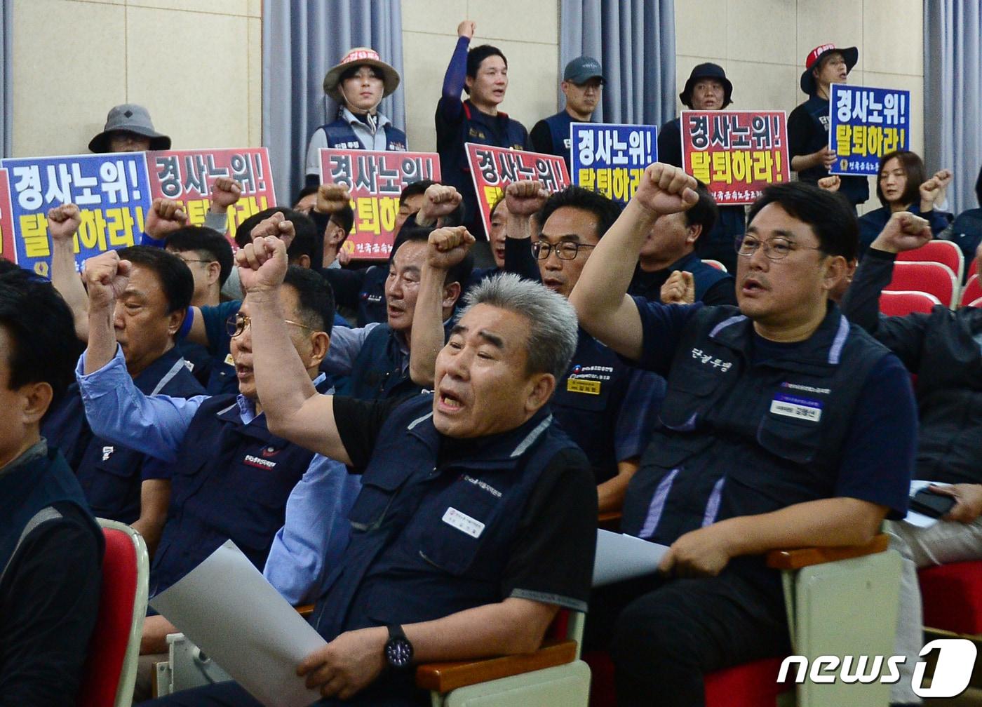 본문 이미지 - 한국노동조합총연맹 관계자들이 7일 오후 전남 광양시 중동 한국노총 광양지역지부 2층 회의실에서 열리는 제100차 긴급 중앙집행위원회에 참석해 '투쟁'을 외치고 있다. 2023.6.7/뉴스1 ⓒ News1 이승현 기자