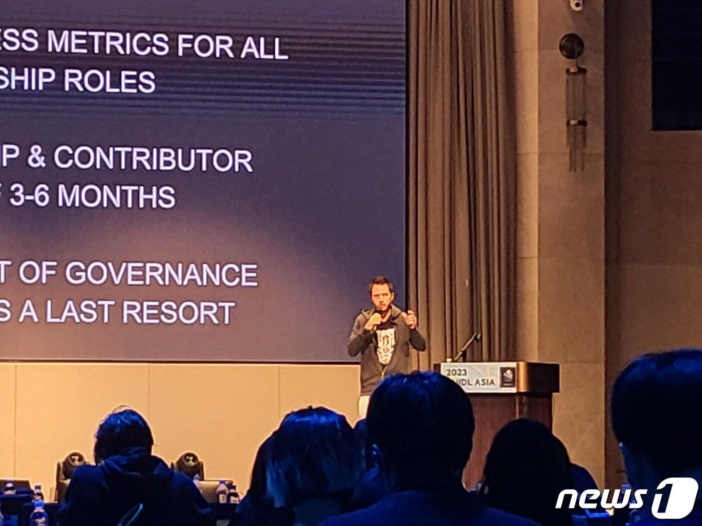 본문 이미지 - 7일 서울 강남구 조선팰리스 호텔에서 열린 '비들 아시아(BUIDL ASIA) 2023'에서 켄트 바튼(Kent Barton) 셰이프시프트 다오(ShapeShift DAO) 토크노믹스 워크스트림 리더가 발표하고 있다.