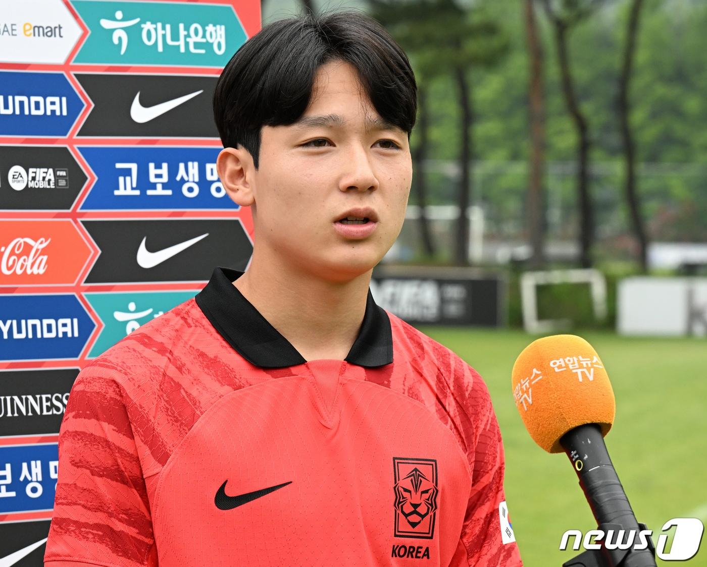 본문 이미지 - 17세 이하(U-17) 남자 축구대표팀 미드필더 양민혁이 7일 오후 경기도 파주 축구국가대표트레이닝센터(NFC)에서 열린 미디어데이에서 취재진과 인터뷰를 하고 있다. 2023.6.7/뉴스1 ⓒ News1 김진환 기자