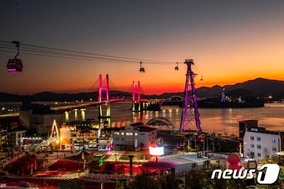 본문 이미지 - 사천바다케이블카와 삼천포대교 야경(사천시 제공).