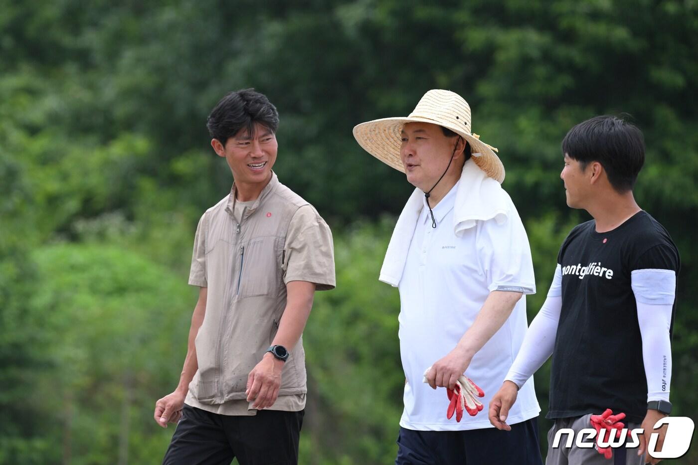 본문 이미지 - 윤석열 대통령이 7일 충남 부여군 임천면 '꿈에영농조합법인'의 모내기 작업 현장을 방문해 현장 농업인들과 대화하고 있다. (대통령실 제공) 2023.6.7/뉴스1 ⓒ News1 오대일 기자