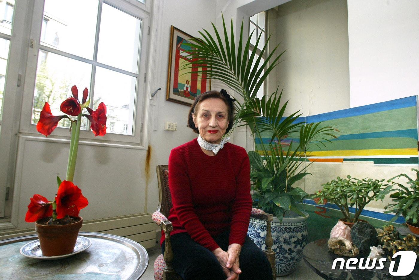 천재 화가 파블로 피카소의 연인이자 뮤즈, 종국에는 그를 차버린 화가 프랑수아즈 질로가 2004년 4월6일 프랑스 파리에 있는 자신의 화실에서 포즈를 취하고 있다. ⓒ AFP=뉴스1 ⓒ News1 정윤미 기자