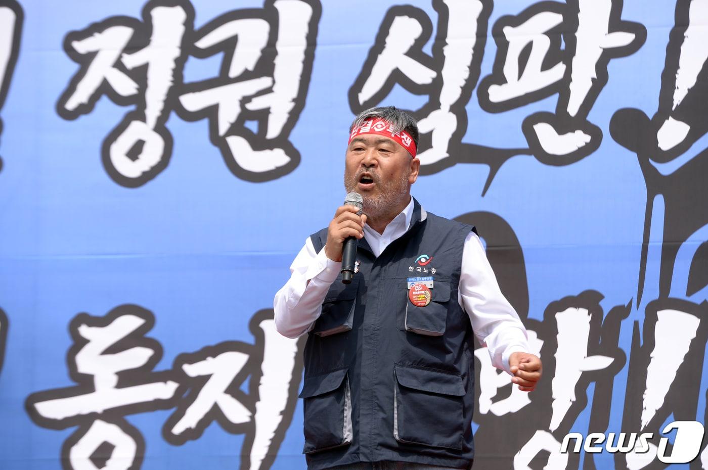 본문 이미지 - 김동명 한국노동조합총연맹 위원장이 7일 오후 전남 광양시 금호동 포스코 농성장 앞에서 열린 '노동탄압 분쇄! 경찰폭력만행 규탄! 한국노총 긴급 투쟁결의대회'에서 발언하고 있다. 2023.6.7/뉴스1 ⓒ News1 이승현 기자