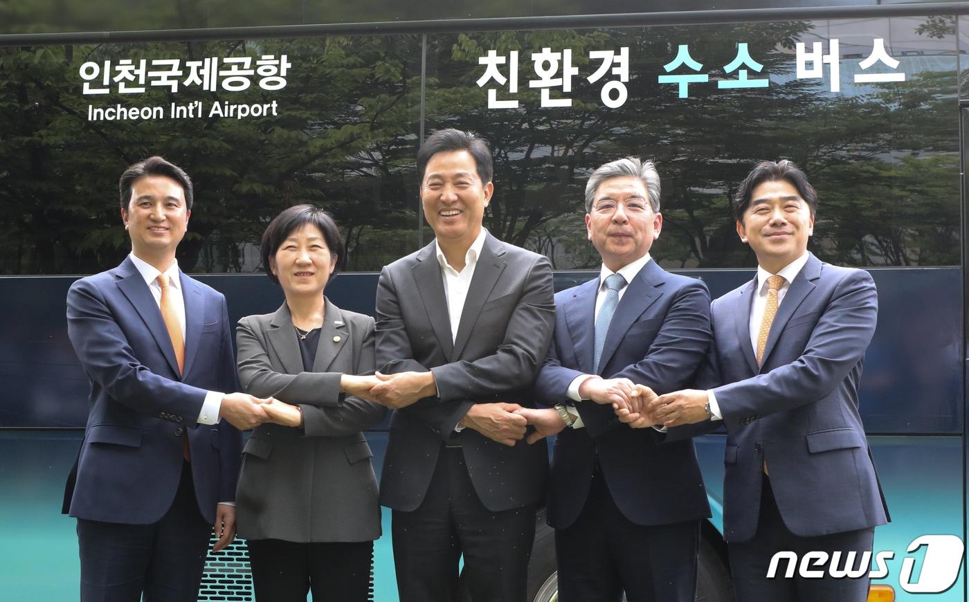 본문 이미지 - 오세훈 서울시장이 7일 서울시청에서 열린 '수소 모빌리티 선도도시 서울' 추진을 위한 업무협약식을 마친 뒤 친환경 수소버스 앞에서 참석자들과 기념촬영을 하고 있다. 왼쪽부터 추형욱 SK E&S 대표이사, 한화진 환경부 장관, 오 시장, 장재훈 현대자동차 대표이사, 이종호 티맵모빌리티 대표이사. 2023.6.7/뉴스1 ⓒ News1 허경 기자