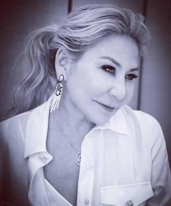 본문 이미지 - '블링블링 엠파이어'에 출연한 애나 셰이. 그는 인스타그램 프로필에 스스로를 '사교계 명사&자선가'라고 소개했다. (출처 : 애나 셰이 인스타그램 @annashay93)