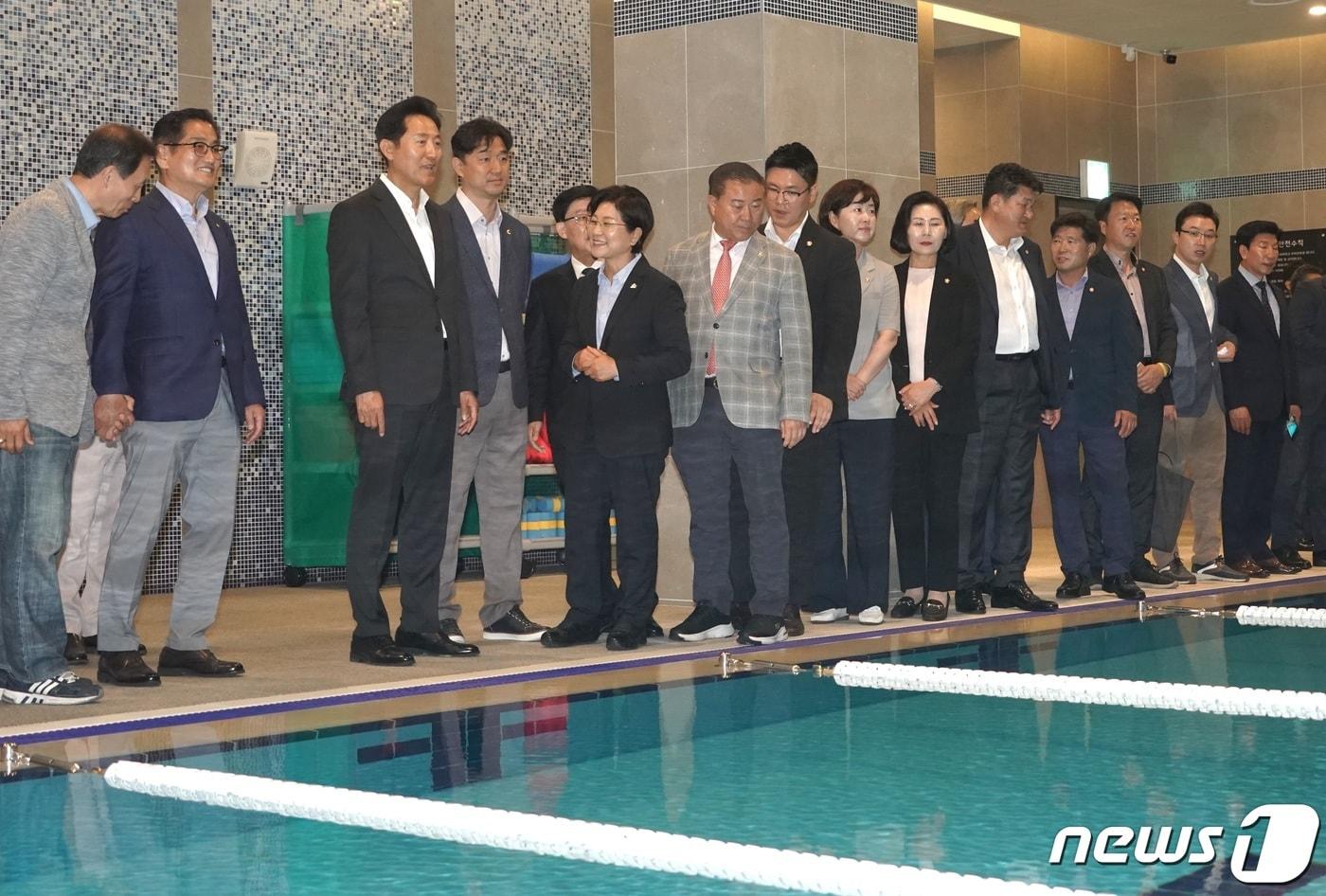 본문 이미지 - 오세훈 서울시장이 7일 오전 서울 은평구 대조동 청년안심주택 내에 개관한 '은평청여울수영장'을 살펴보고 있다. (서울시 제공) 2023.6.7/뉴스1