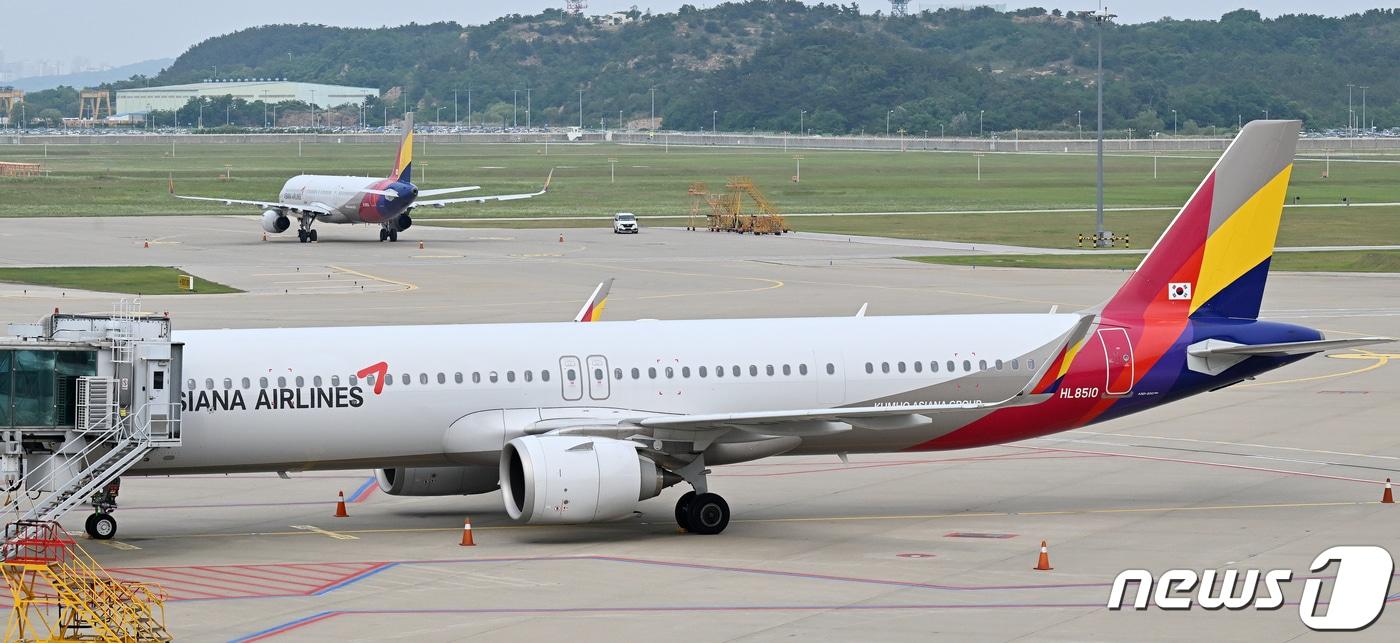인천국제공항 제1터미널에 세워져 있는 아시아나항공 여객기.(사진은 기사 내용과 무관함) 2023.6.7/뉴스1 ⓒ News1 김진환 기자