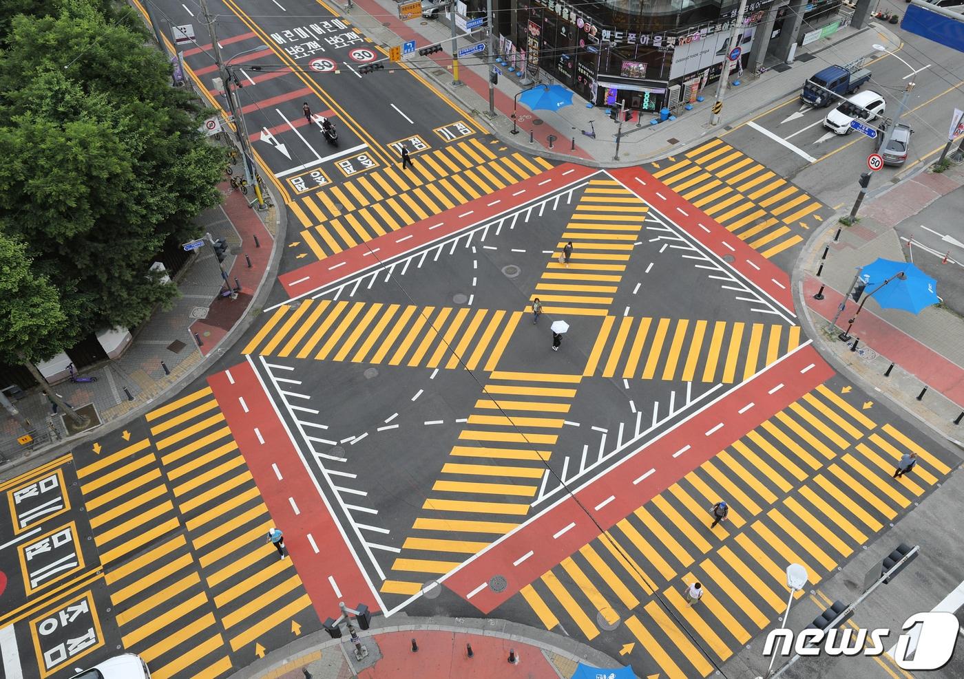 7일 오후 경기 용인시 기흥구 구갈초등학교 인근 어린이보호구역(스쿨존)에 설치된 노란색 횡단보도 위로 시민들이 지나가고 있다. 2023.6.7/뉴스1 ⓒ News1 김영운 기자