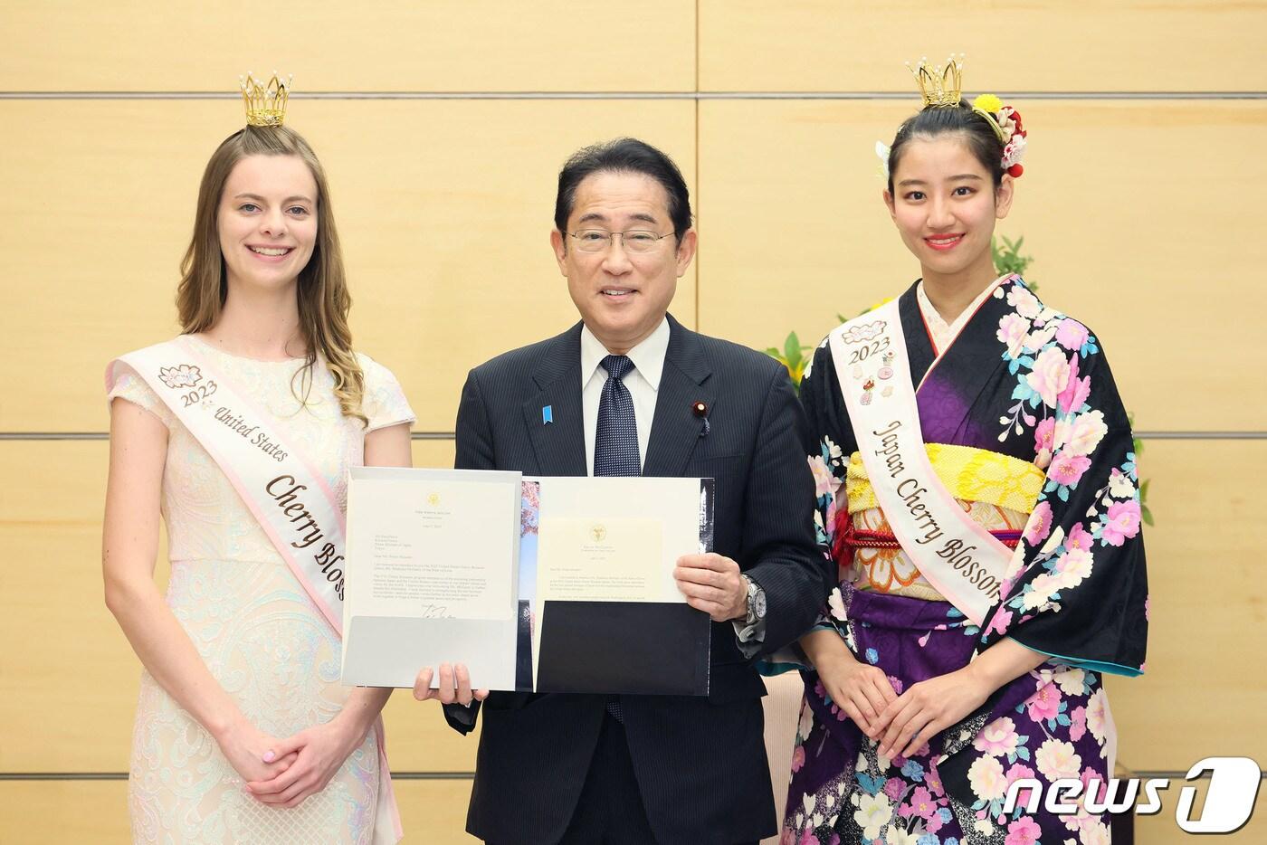 본문 이미지 - 미국 벚꽃 여왕 매들린 맥갤리(왼쪽)이 조 바이든 대통령의 친서를 들고 일본 총리 관저를 방문해 기시다 후미오 일본 총리(가운데)에게 전달했다. <출처=일본 총리실 홈페이지>
