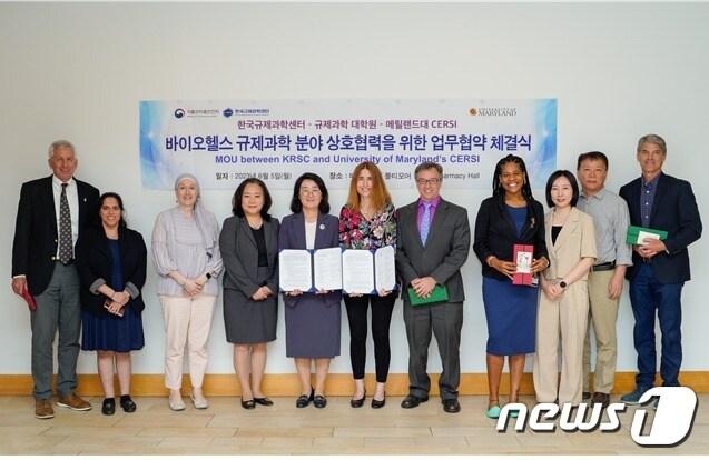 본문 이미지 - 식품의약품안전처는 식약처의 규제과학인재양성사업을 하고 있는 한국규제과학센터와 국내 규제과학대학원 6개소가 미국 식품의약국(FDA)이 운영 중인 메릴랜드대학교 규제과학혁신우수센터와 의약품·의료기기 규제과학 분야에서 협력을 강화하는 내용의 업무협약(MOU)을 지난 5일 체결했다고 7일 밝혔다(식품의약품안전처 제공)
