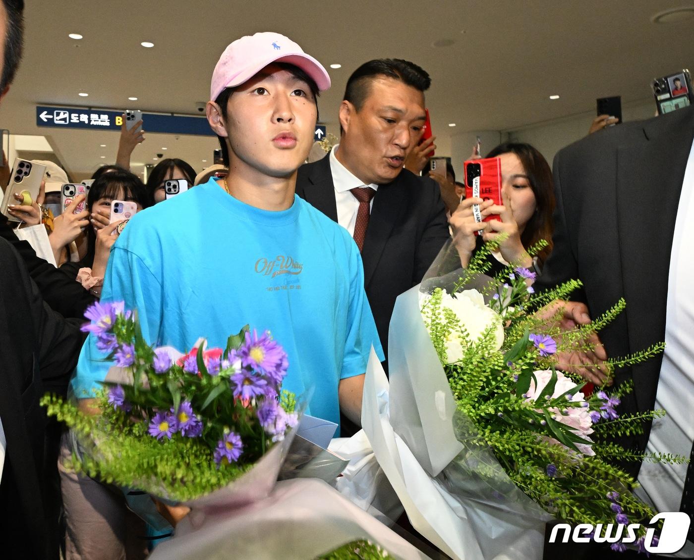 본문 이미지 - 스페인 프리메라리가 마요르카의 미드필더 이강인이 7일 대표팀 합류를 위해 인천국제공항을 통해 입국하고 있다. 올 시즌 6골과 도움 6개를 기록하며 화려하게 시즌을 마무리 한 이강인은 위르겐 클린스만 한국 축구대표팀 감독이 발표한 국가대표 명단에 올라 6월 중 두 차례 예정된 A매치(16일 페루·20일 엘살바도르)를 치를 예정이다. 2023.6.7/뉴스1 ⓒ News1 김진환 기자