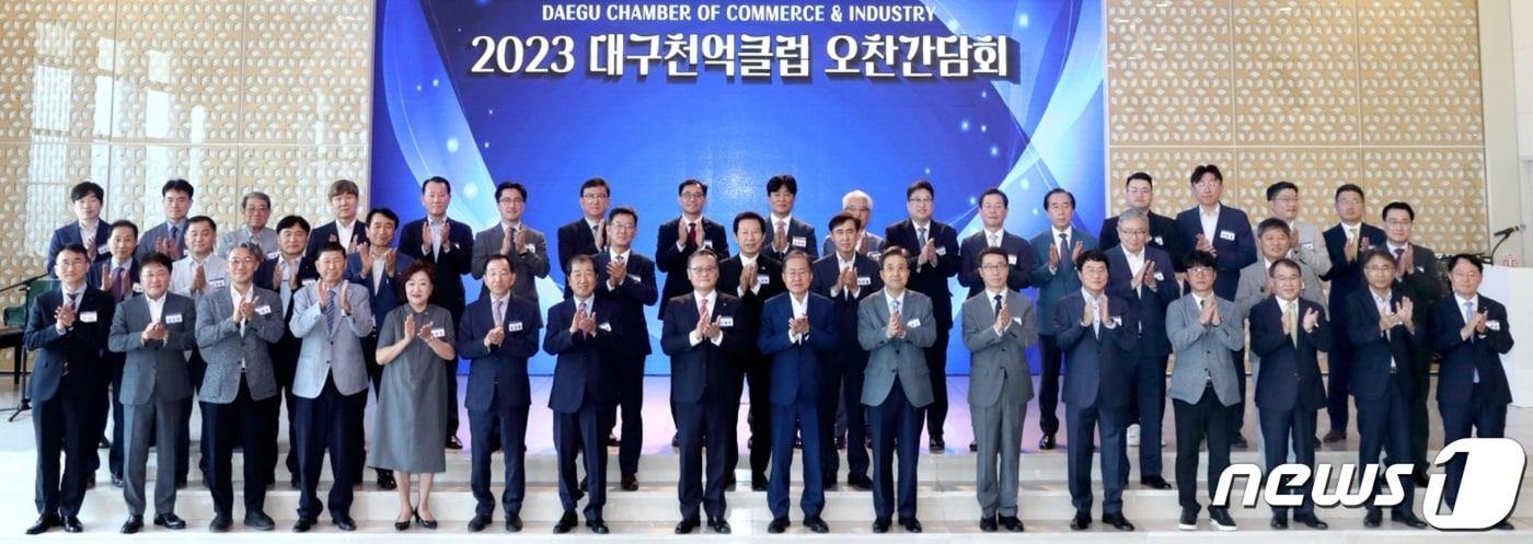 본문 이미지 - 7일 대구 호텔수성에서 열린 '대구천억클럽 오찬간담회' 참석자들이 박수를 치고 있다.(대구상의 제공)