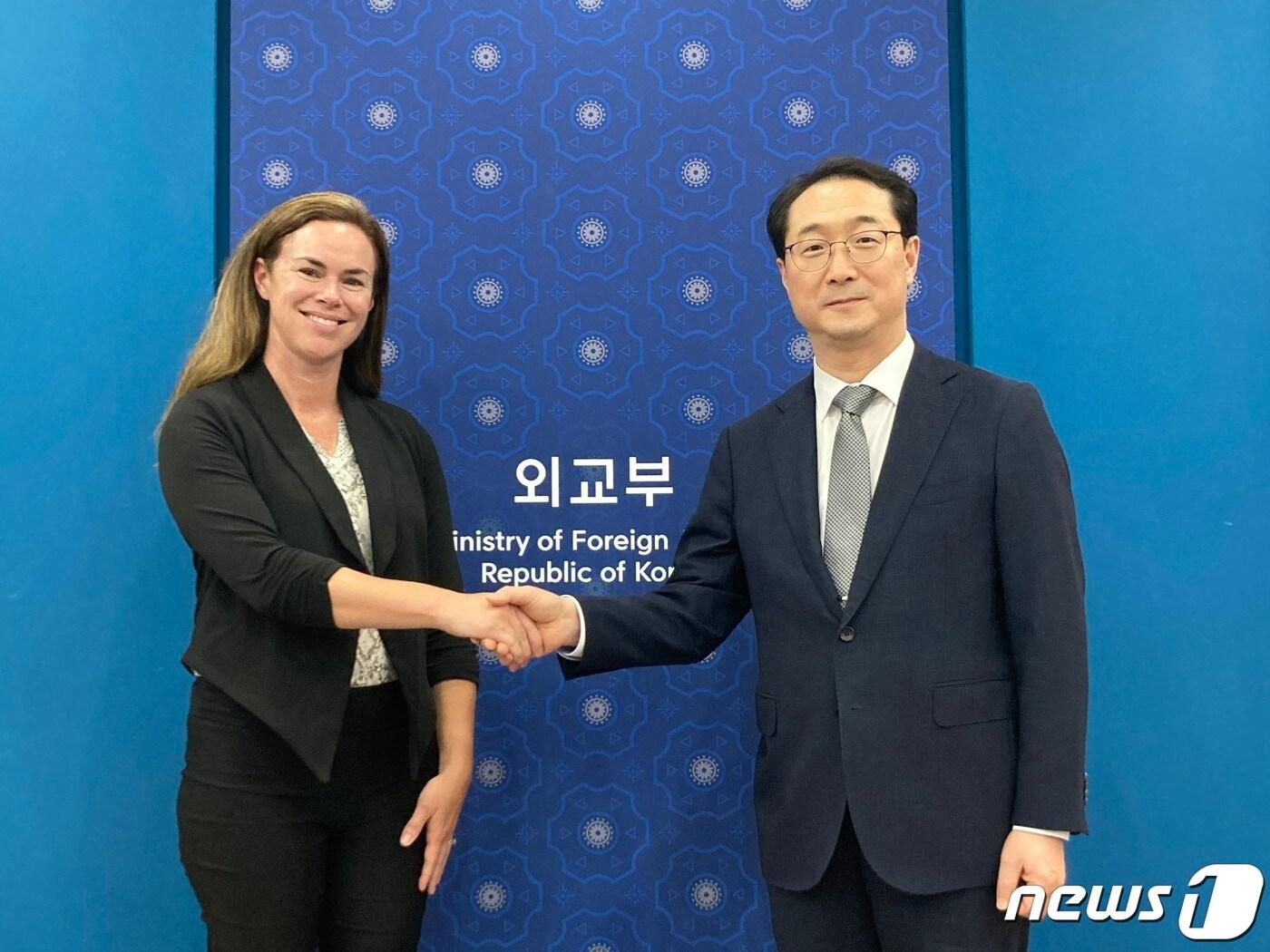 본문 이미지 - 김건 외교부 한반도평화교섭본부장(오른쪽)과 에린 플란테 체이널리시스 부사장. (외교부 제공) 2023.6.7./뉴스1