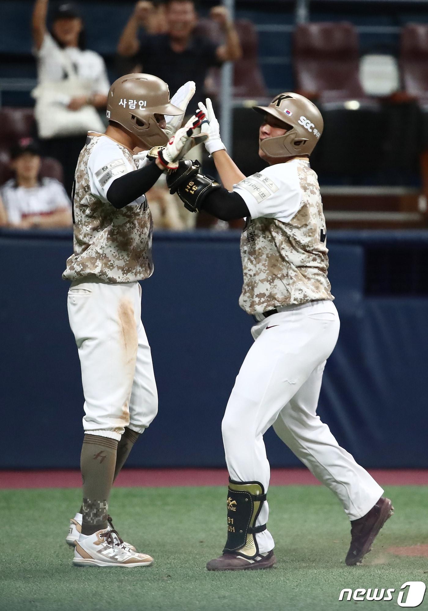 본문 이미지 - 7일 오후 서울 구로구 고척 스카이돔에서 열린 프로야구 '2023 신한은행 SOL KBO리그' LG 트윈스와 키움 히어로즈 경기 연장 12회말 무사 2루 상황에서 키움 김수환이 역전 홈런을 친 뒤 홈인한 이정후와 기뻐하고 있다. 2023.6.7/뉴스1 ⓒ News1 김민지 기자