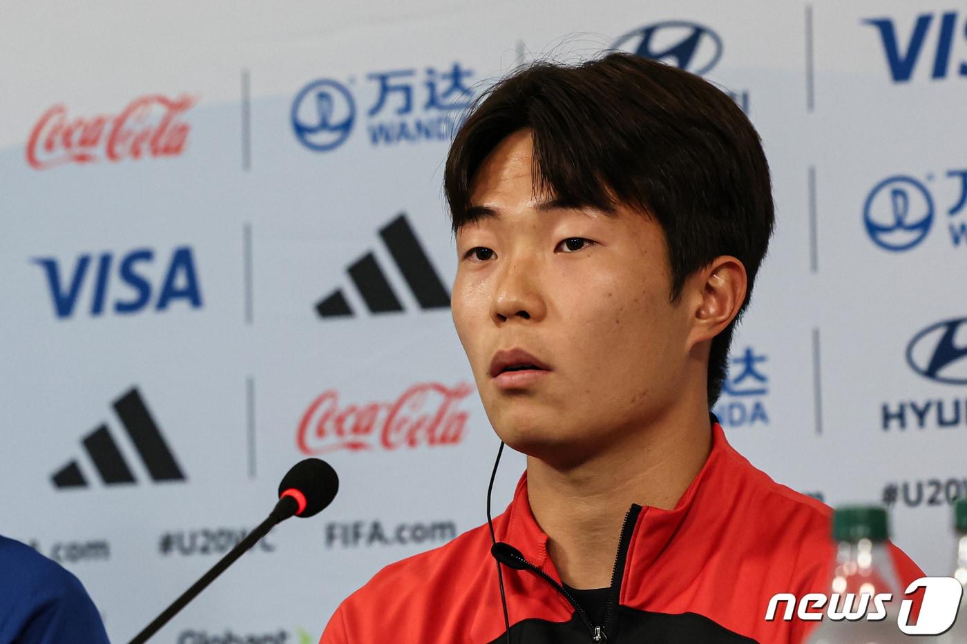 한국 20세 이하(U-20) 월드컵 축구대표팀 주장 이승원이 8일(현지시각) 아르헨티나 라플라타 라플라 스타디움에서 열린 준결승전 기자회견에 참석해 취재진의 질문에 답하고 있다. 2023.6.8/뉴스1 ⓒ News1 이승배 기자