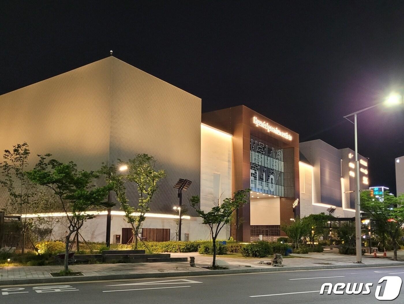 본문 이미지 - 재개장을 앞둔 현대프리미엄아울렛 대전점 야간 전경. / 뉴스1 ⓒ News1 백운석 기자