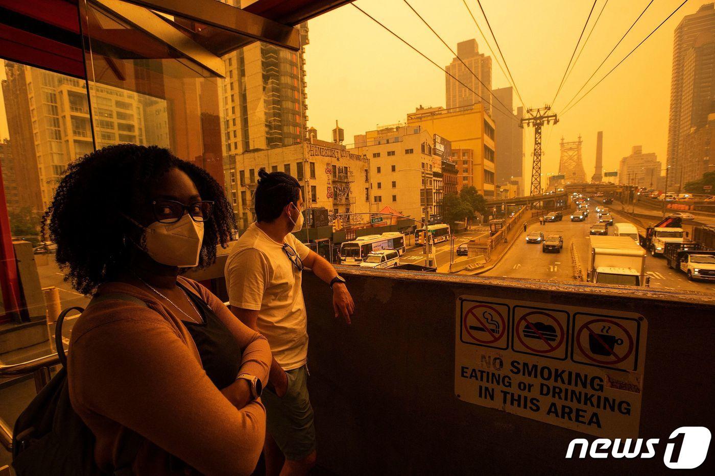 7일(현지시간) 캐나다 대형 산불 연기가 미국 국경을 넘으면서 뉴욕 시민들이 마스크를 쓰고 있다. 2023.6.7 ⓒ AFP=뉴스1 ⓒ News1 정윤미 기자